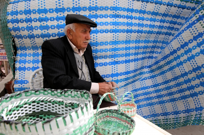 70 yıldır sepet örerek ekmeğini kazanıyor